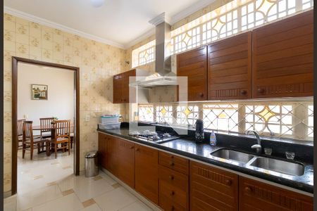 Casa à venda com 490m², 4 quartos e 7 vagas Casa à venda com 490m², 4 quartos e 7 vagasCozinha