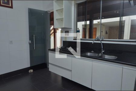 Casa de condomínio à venda com 250m², 4 quartos e 3 vagas Casa de condomínio à venda com 250m², 4 quartos e 3 vagasCozinha