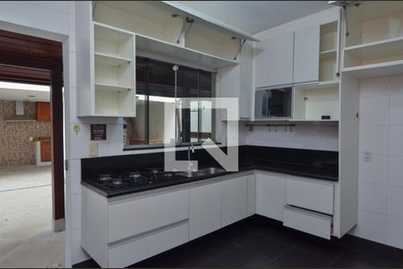 Casa de condomínio à venda com 250m², 4 quartos e 3 vagas Casa de condomínio à venda com 250m², 4 quartos e 3 vagasCozinha