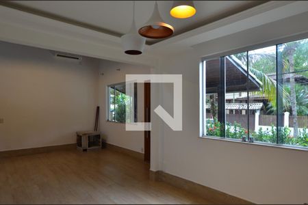 Sala de casa de condomínio à venda com 4 quartos, 250m² em Recreio dos Bandeirantes, Rio de Janeiro