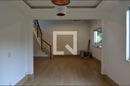 Sala de casa de condomínio à venda com 4 quartos, 250m² em Recreio dos Bandeirantes, Rio de Janeiro