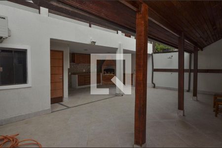 Casa de condomínio à venda com 250m², 4 quartos e 3 vagas Casa de condomínio à venda com 250m², 4 quartos e 3 vagasÁrea externa