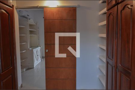 Casa de condomínio à venda com 250m², 4 quartos e 3 vagas Casa de condomínio à venda com 250m², 4 quartos e 3 vagasCloset da Suite 1