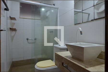 Casa de condomínio à venda com 250m², 4 quartos e 3 vagas Casa de condomínio à venda com 250m², 4 quartos e 3 vagasBanheiro Social
