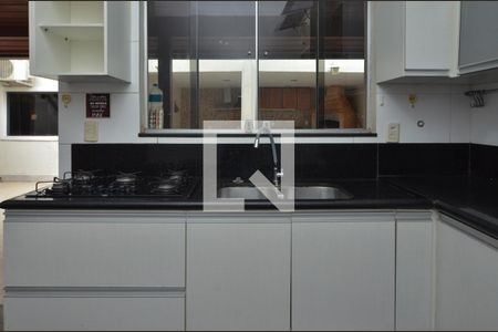 Casa de condomínio à venda com 250m², 4 quartos e 3 vagas Casa de condomínio à venda com 250m², 4 quartos e 3 vagasCozinha