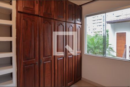 Casa de condomínio à venda com 250m², 4 quartos e 3 vagas Casa de condomínio à venda com 250m², 4 quartos e 3 vagasCloset da Suite 1