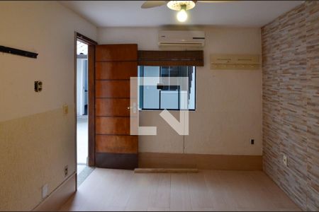 Casa de condomínio à venda com 250m², 4 quartos e 3 vagas Casa de condomínio à venda com 250m², 4 quartos e 3 vagasÁrea de serviço - Quarto