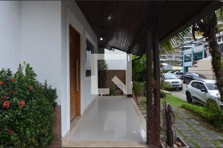Casa de condomínio à venda com 250m², 4 quartos e 3 vagas Casa de condomínio à venda com 250m², 4 quartos e 3 vagasVaranda