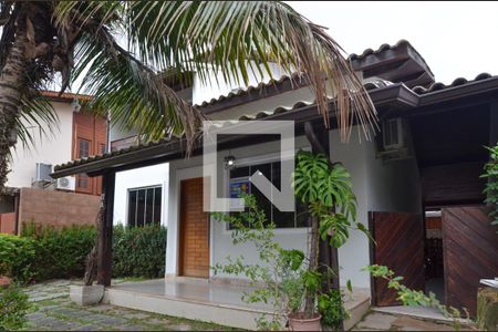 Casa de condomínio à venda com 250m², 4 quartos e 3 vagas Casa de condomínio à venda com 250m², 4 quartos e 3 vagasVaranda