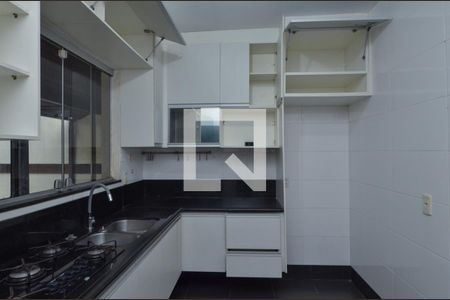 Casa de condomínio à venda com 250m², 4 quartos e 3 vagas Casa de condomínio à venda com 250m², 4 quartos e 3 vagasCozinha