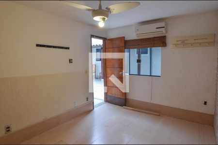 Casa de condomínio à venda com 250m², 4 quartos e 3 vagas Casa de condomínio à venda com 250m², 4 quartos e 3 vagasÁrea de serviço - Quarto