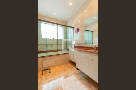 Casa à venda com 450m², 4 quartos e 8 vagas Casa à venda com 450m², 4 quartos e 8 vagasBanheiro da Suíte 1