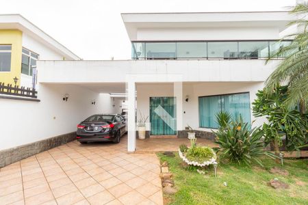 Casa à venda com 450m², 4 quartos e 8 vagas Casa à venda com 450m², 4 quartos e 8 vagasGaragem