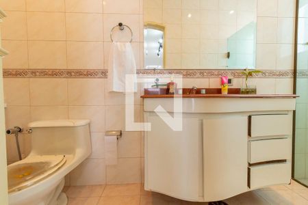 Casa à venda com 450m², 4 quartos e 8 vagas Casa à venda com 450m², 4 quartos e 8 vagasBanheiro da Suíte 2