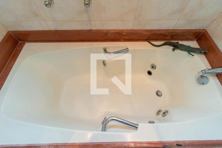 Casa à venda com 450m², 4 quartos e 8 vagas Casa à venda com 450m², 4 quartos e 8 vagasBanheiro da Suíte 1