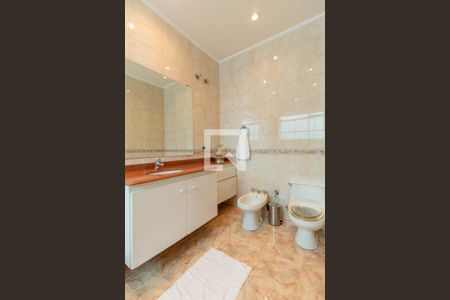 Casa à venda com 450m², 4 quartos e 8 vagas Casa à venda com 450m², 4 quartos e 8 vagasBanheiro da Suíte 1