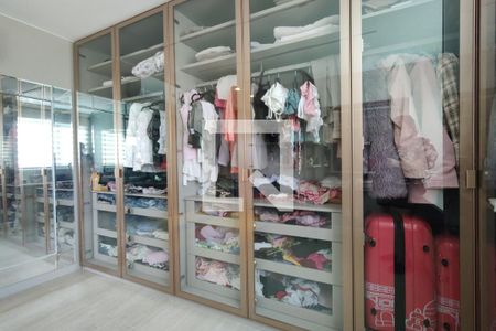 Apartamento à venda com 210m², 2 quartos e 2 vagas Apartamento à venda com 210m², 2 quartos e 2 vagasCloset