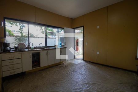 Casa à venda com 568m², 6 quartos e 6 vagasCozinha 