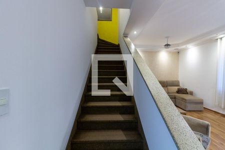 Casa para alugar com 130m², 3 quartos e 2 vagas Casa para alugar com 130m², 3 quartos e 2 vagasEscadas