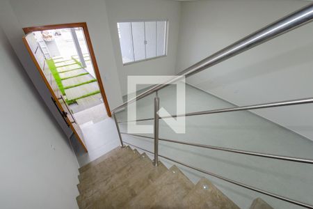 Casa para alugar com 98m², 2 quartos e 2 vagasEscada