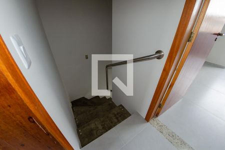 Casa para alugar com 98m², 2 quartos e 2 vagasEscada