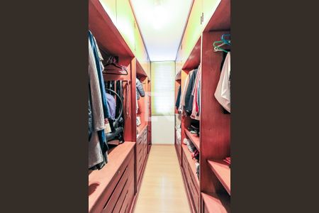Casa à venda com 400m², 4 quartos e 4 vagasCloset Suíte 2