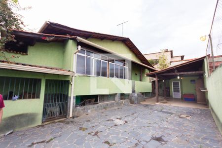 Casa para alugar com 220m², 5 quartos e 6 vagasFachada