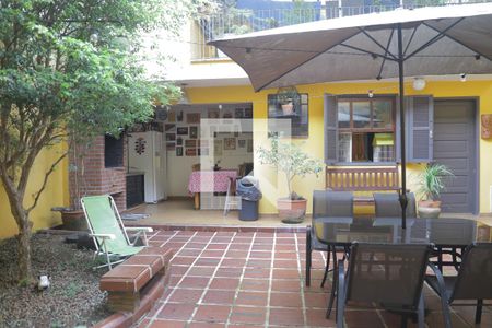 Casa à venda com 220m², 5 quartos e 2 vagasQuintal