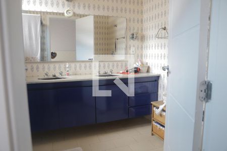 Casa à venda com 220m², 5 quartos e 2 vagasBanheiro da Suíte