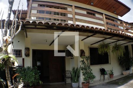 Casa de condomínio à venda com 420m², 5 quartos e 4 vagasFachada