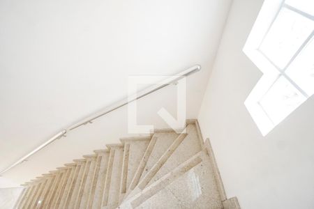 Casa à venda com 190m², 3 quartos e 4 vagas Casa à venda com 190m², 3 quartos e 4 vagasEscada