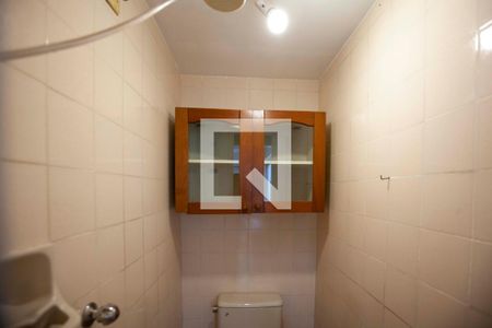 Banheiro de serviço de apartamento para alugar com 3 quartos, 70m² em Vila Pompéia, São Paulo
