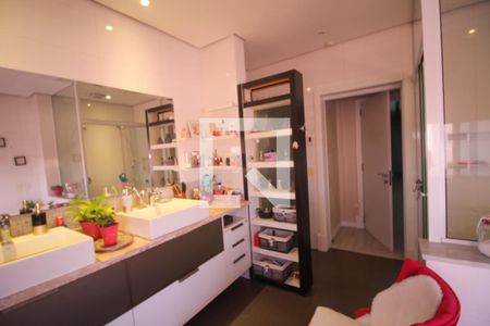 Casa à venda com 586m², 4 quartos e 5 vagasBanheiro da Suíte 1