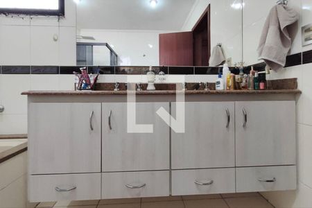 Apartamento à venda com 256m², 4 quartos e 3 vagas Apartamento à venda com 256m², 4 quartos e 3 vagasBanheiro suíte 2