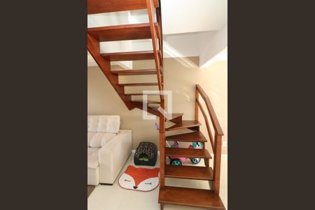 Casa de condomínio à venda com 87m², 3 quartos e 2 vagasEscada