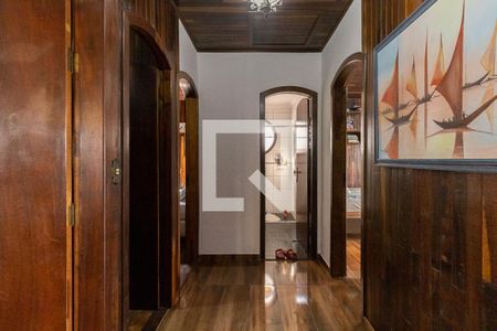 Casa à venda com 300m², 5 quartos e 3 vagasCorredor Quartos