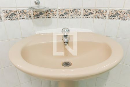 Detalhe do banheiro de apartamento para alugar com 1 quarto, 44m² em Jardim Virginia, Guarujá