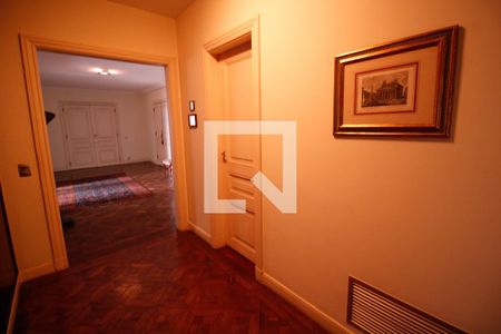 Apartamento à venda com 620m², 4 quartos e 1 vaga Apartamento à venda com 620m², 4 quartos e 1 vagaBanheiro corredor