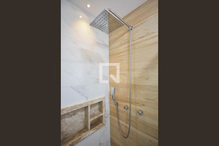 Apartamento à venda com 69m², 2 quartos e 2 vagas Apartamento à venda com 69m², 2 quartos e 2 vagasChuveiro do banheiro da suíte