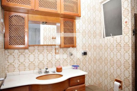 Banheiro de apartamento à venda com 1 quarto, 50m² em Vila Jardim, Porto Alegre
