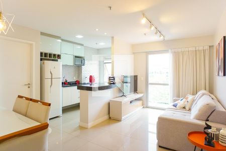 Sala/Cozinha de apartamento para alugar com 2 quartos, 74m² em Barra da Tijuca, Rio de Janeiro