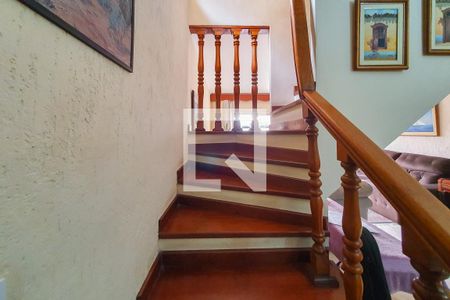 Casa para alugar com 240m², 4 quartos e 2 vagasEscada