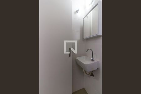 Banheiro de serviço de apartamento para alugar com 2 quartos, 77m² em Vila Anglo Brasileira, São Paulo
