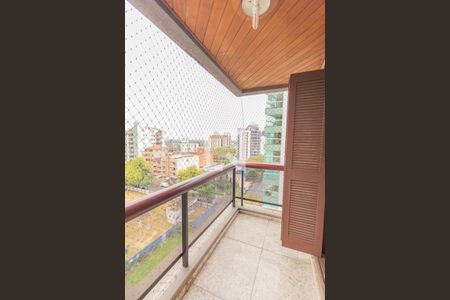 Apartamento à venda com 200m², 4 quartos e 2 vagasSacada do quarto 2