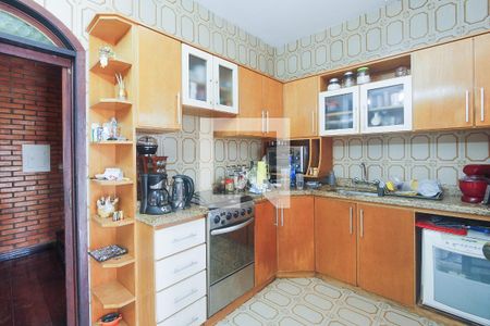 Casa à venda com 245m², 5 quartos e 4 vagas Casa à venda com 245m², 5 quartos e 4 vagasCozinha