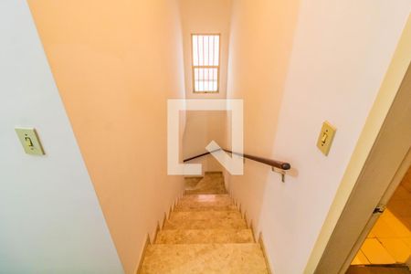 Casa à venda com 200m², 3 quartos e 2 vagas Casa à venda com 200m², 3 quartos e 2 vagasEscada