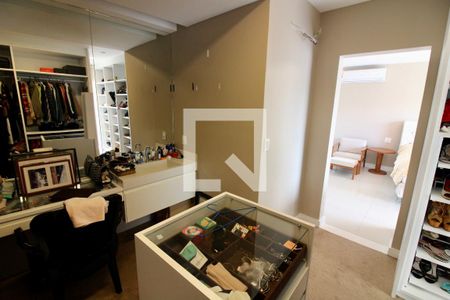 Casa de condomínio à venda com 320m², 5 quartos e 2 vagasCloset da suíte 1