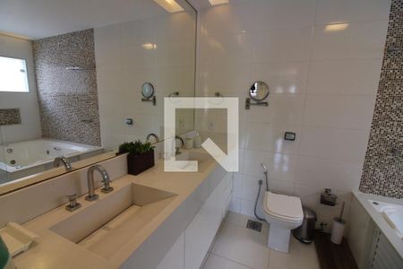 Casa de condomínio à venda com 320m², 5 quartos e 2 vagasBanheiro da Suíte 1