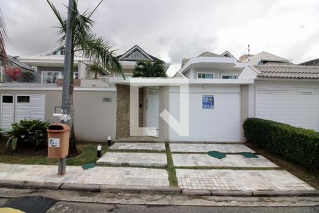 Casa de condomínio à venda com 320m², 5 quartos e 2 vagasFachada