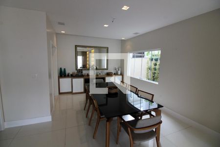 Casa de condomínio à venda com 320m², 5 quartos e 2 vagasSala